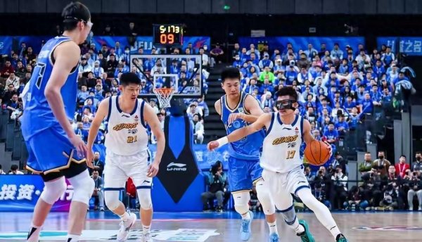 南方配资平台 真相大白！北京男篮输球原因曝光，周琦做不了核心，徐利民无战术