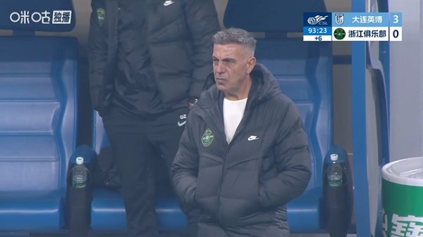 在线股票配资平台 浙江客场3球落后英博，主帅罗斯·阿洛伊西场边眉头紧锁脸色铁青